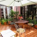 Finca Innenhof mit Schirm